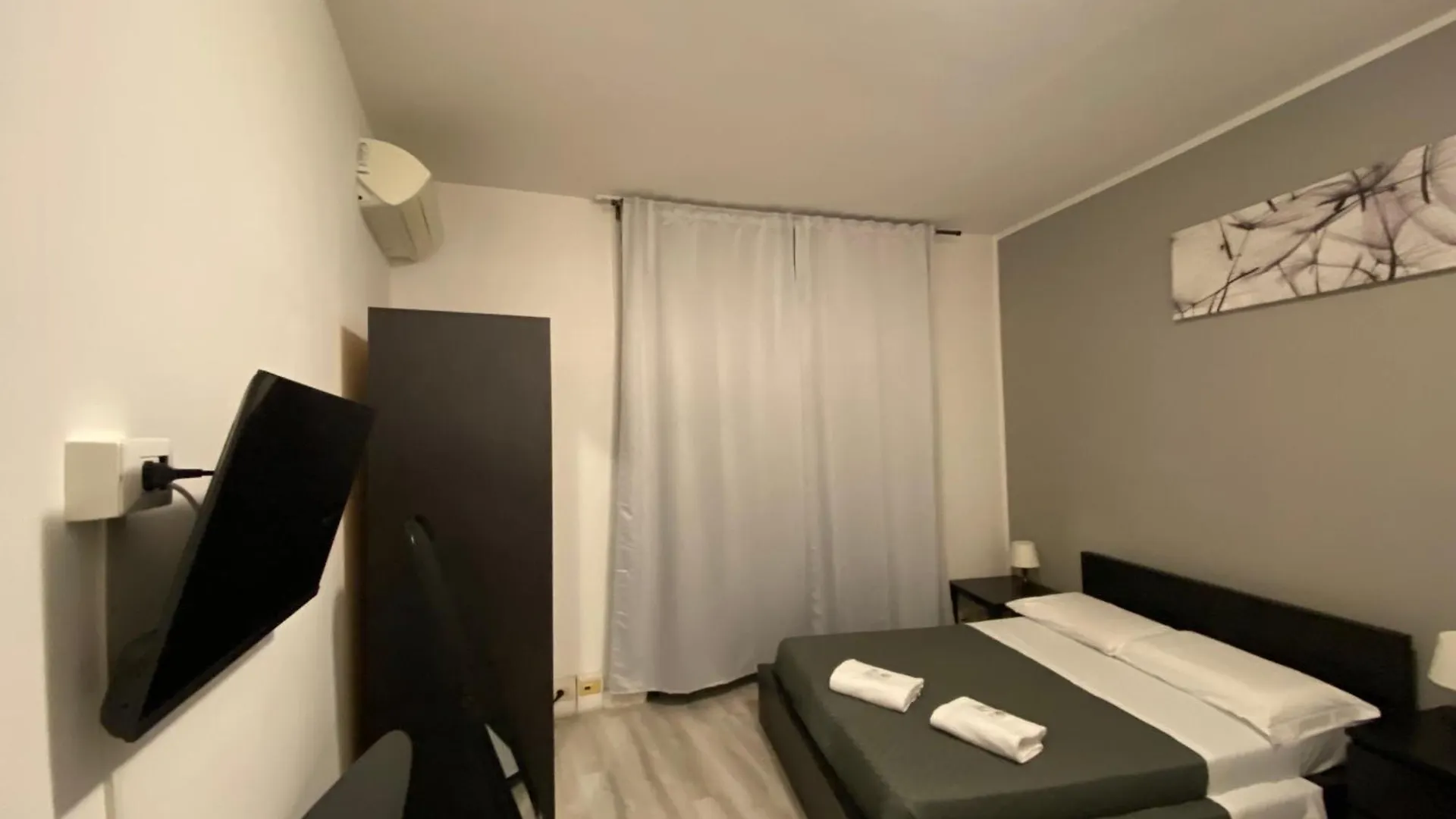 **  Guest House Pirelli Milano Italy
