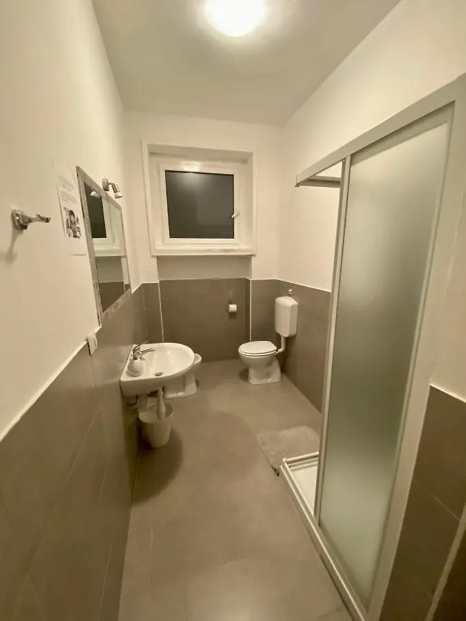 Guest House Pirelli Milano 2*, Milan